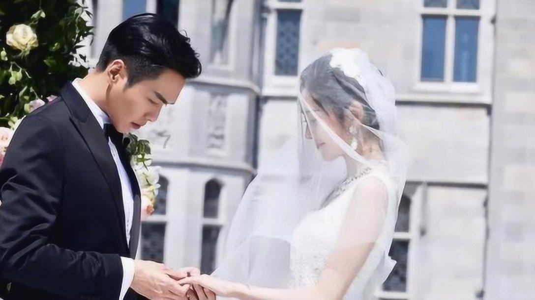 过年回家,同学聚会,月薪两千的保安同学拿出了三千块的五粮液生肖酒